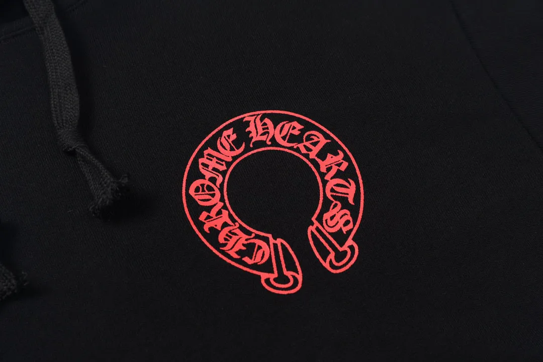M26—P210 -Chrome Hearts/Chrome Hearts printed sweatshirt cardigan jacket -420 grams of high-density, high-quality wool, soft, delicate and skin-friendly, soft and silky to the touch, warm and skin-friendly -The hardware zipper accessories are all customized and full of details -Colour: black white -Size: S M L XL